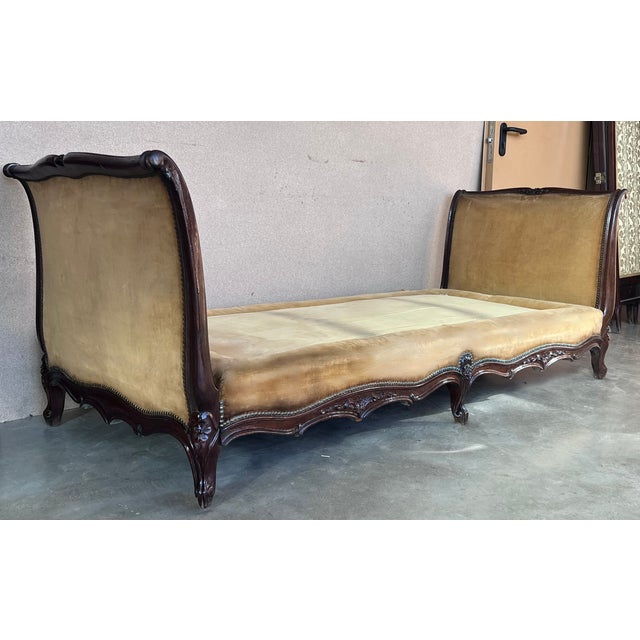 French 19th Century French Louis XV Period Carved Walnut Daybed For Sale - Image 3 of 12