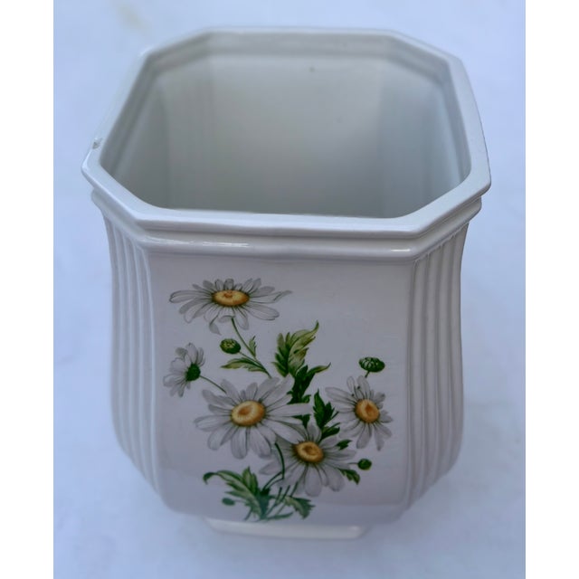 Ceramic Mid 20th Century Fluted Staffordshire Ceramic Vase With Daisy Floral Design For Sale - Image 7 of 12
