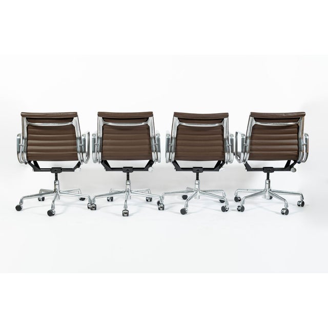 Mid-Century Modern Set of 4 Eames Herman Miller Office Chairs, Brown Leather Thin Pad Aluminum Group For Sale - Image 3 of 18