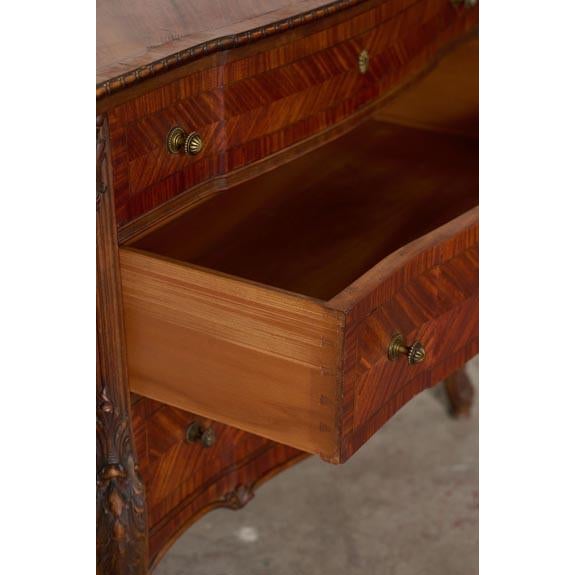 1950s French Louis XV Style Mahogany + Satinwood Book-Matched Veneered 3-Drawer Commode For Sale - Image 4 of 8