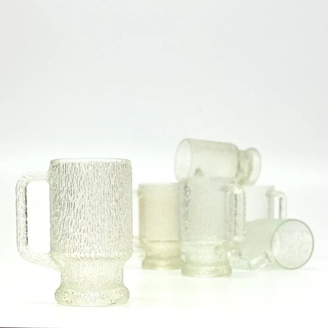 Clear textured glasses, set of 6. A stunning set of Anchor Hocking textured glass-handled mugs, slightly raised with a...