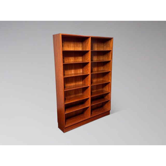 Fully restored vintage Danish teak bookcase with adjustable shelves by Poul Hundevad c.1970. Expertly constructed with the...