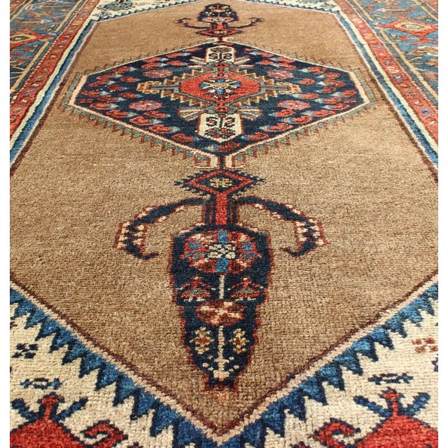 Early 20th Century Antique Persian Serab Rug With Stretched Tribal Medallion in Camel, Blue & Ivory 3'5 X 6'3 For Sale - Image 5 of 7