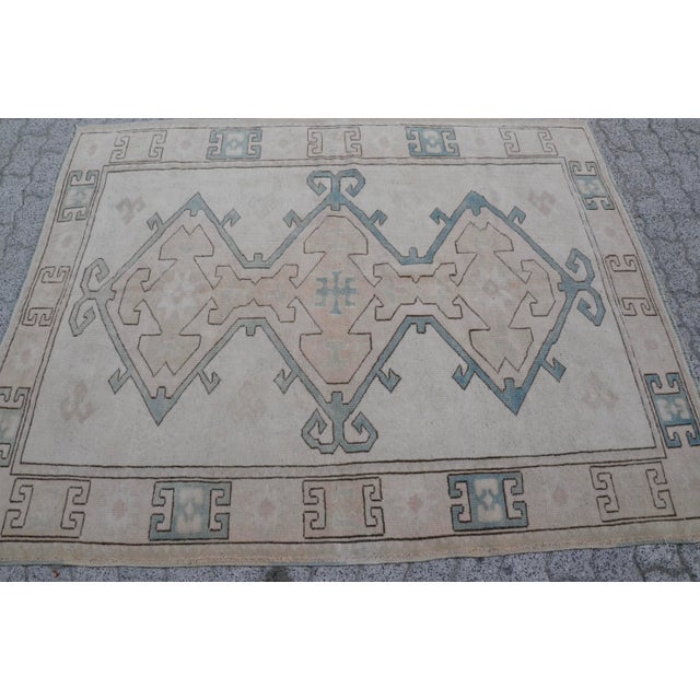 Turkish handmade handwoven vintage anatolian OUSHAK rug. We collect old Vintage rugs from Anatolia, which is the east part...