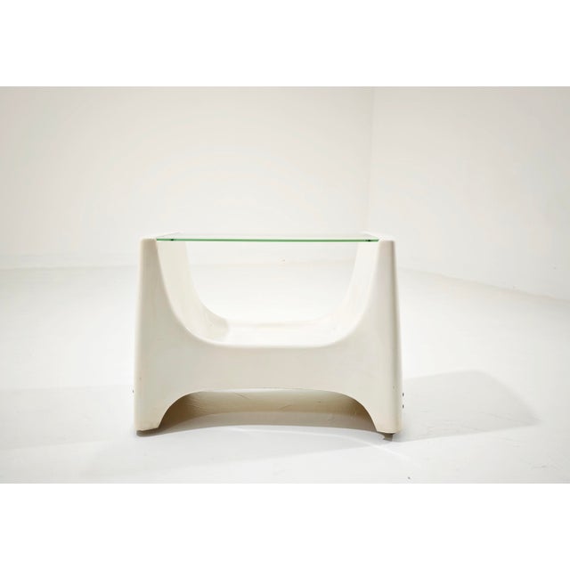 Vintage Space Age-style coffee table/trolley, dating back to the late 1960s or 1970s. Its sculptural structure, molded...
