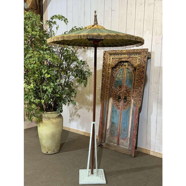 Indonesian parasol from the 1950s made of wallpaper, wood and wool - H=2m, Diam open=1m12.
