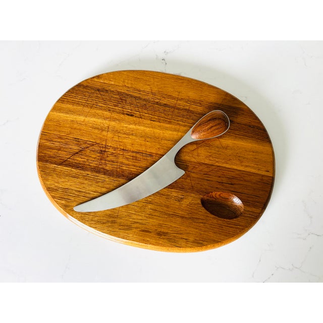 Mid-Century Modern Vintage Dansk Teak Cheese Board & Knife Set – Mid-Century Modern Danish Design by Vivianna Torun For Sale - Image 3 of 9