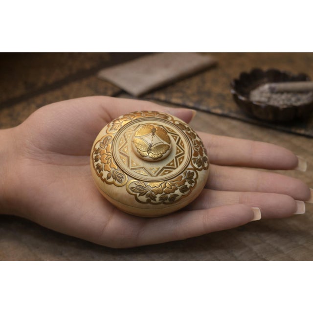 Drawing/Sketching Materials Japanese Meiji Period Carved Ivory Kōgō Incense Box With Gilt Butterflies, С1880 For Sale - Image 7 of 8