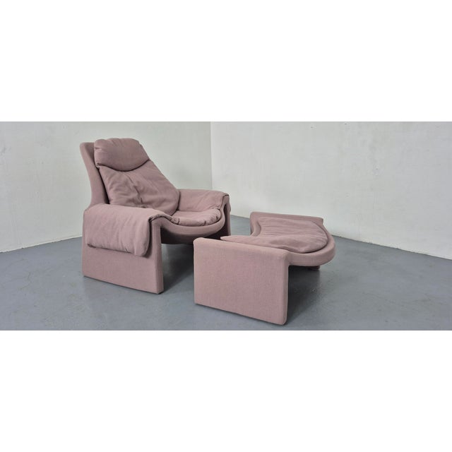 Armchair and ottoman upholstered in antique rose fabric by Vittorio Introini for Saporiti Italia, dating from the 1960s....