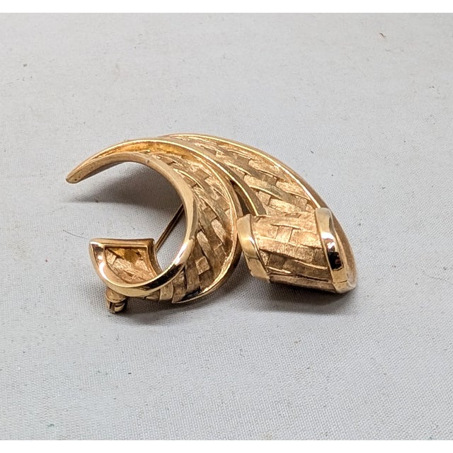 Trifari Vintage Signed Crown Trifari Goldtone Woven Ribbon Brooch, 1962 For Sale - Image 4 of 8