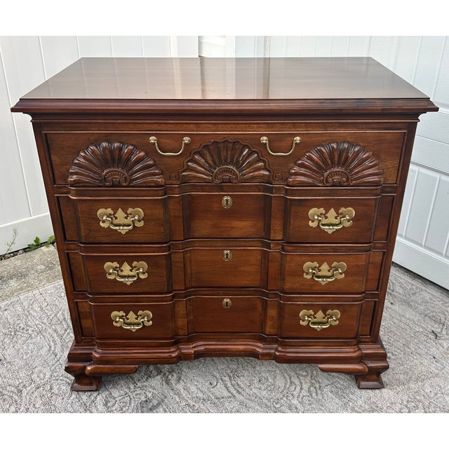 1970s Vtg. Harden Georgian Style Shell Carved Cherry Block Front Bachelors Chest For Sale - Image 5 of 14
