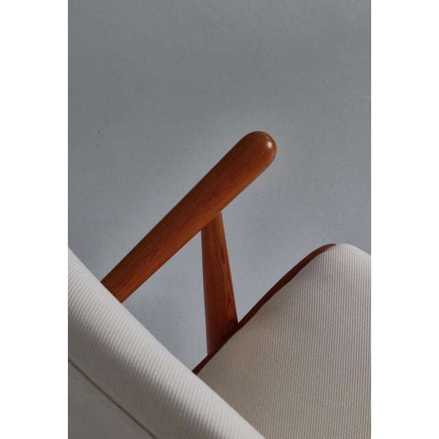 Swedish Cabinetmaker Sofa in Pinewood & White Vägen Linen for Svenskt Tenn, 1940s For Sale - Image 11 of 18