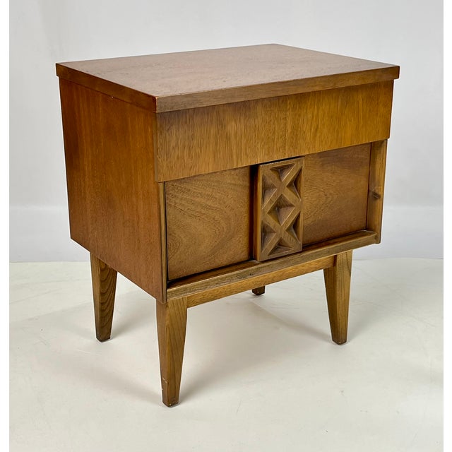 Mid 20th Century Mid-Century Modern Bassett "Zenith" Series Walnut Nightstand With Sculpted Geometric Pull For Sale - Image 5 of 13
