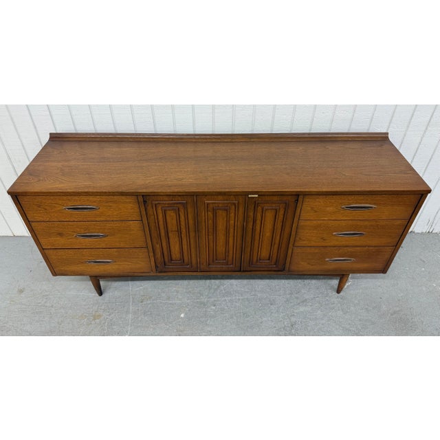 Mid 20th Century Mid-Century Modern Broyhill Sculptra Walnut 9-Drawer Dresser For Sale - Image 5 of 10
