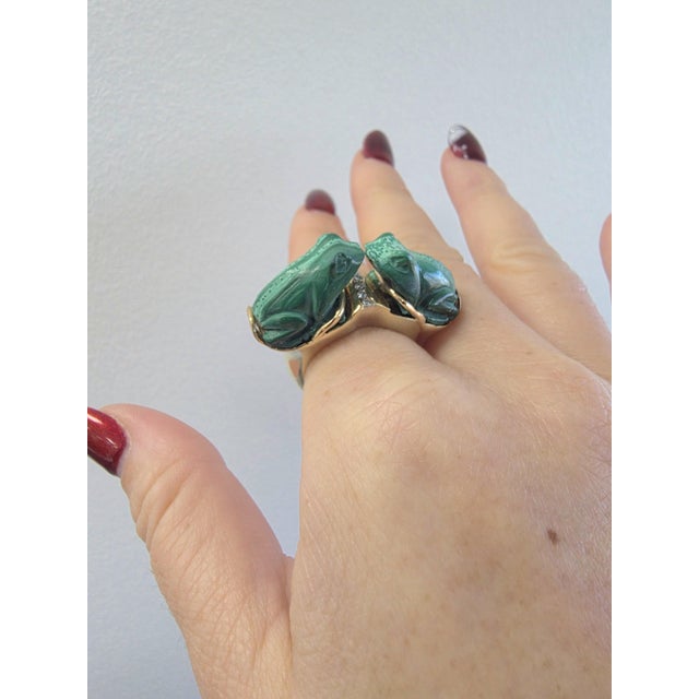 We offer free 2-day shipping! This is a vintage ring with kissing frogs made from malachite gemstone Circa 1960 Details:...