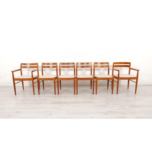 This set of 6 Danish vintage dining chairs exude pure design, just look at the beautiful rounded shapes and striking...
