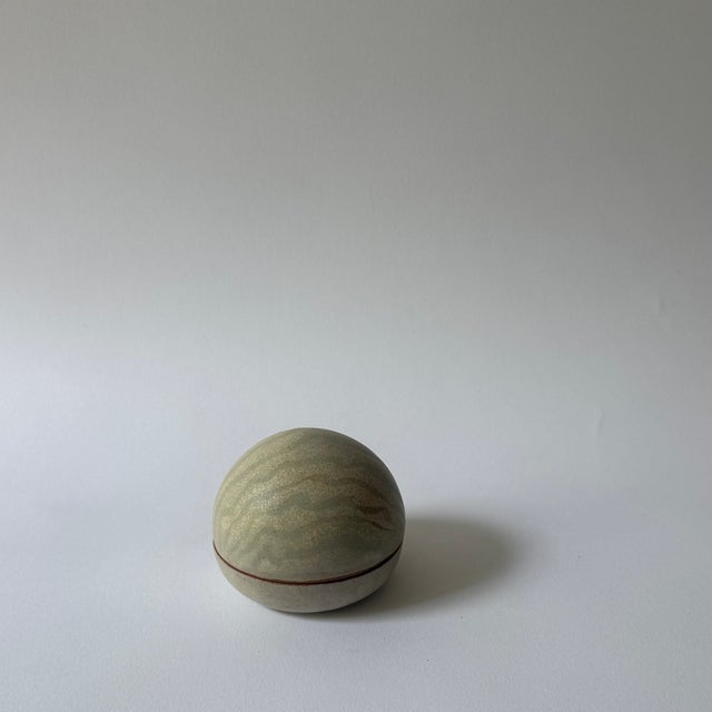 Minimalism 1970s Pair of Lidded Ceramic Boxes by Val Barry For Sale - Image 3 of 10