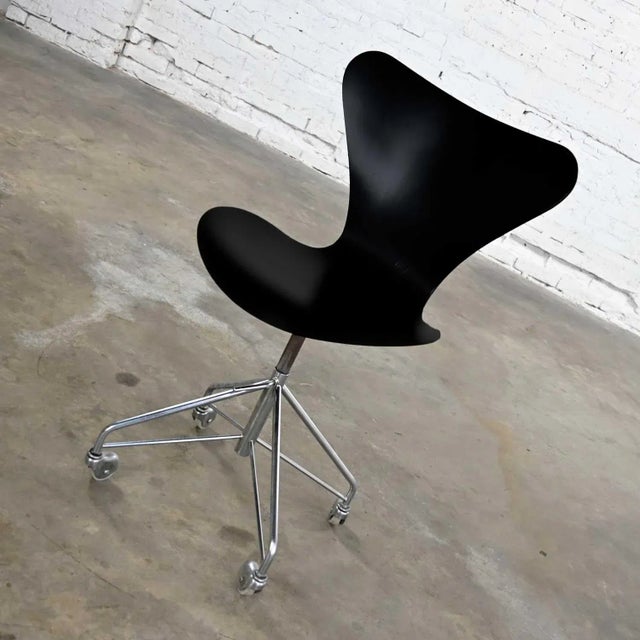 Handsome Scandinavian Modern Arne Jacobsen Series 7 black & chrome office chair designed by Fritz Hansen. Beautiful...
