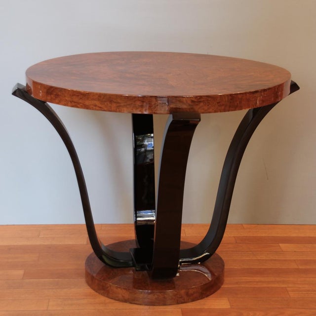 This round side table in a classic Art Deco shape dates from the 1930s and is made of veneered (floral) ash in very good,...