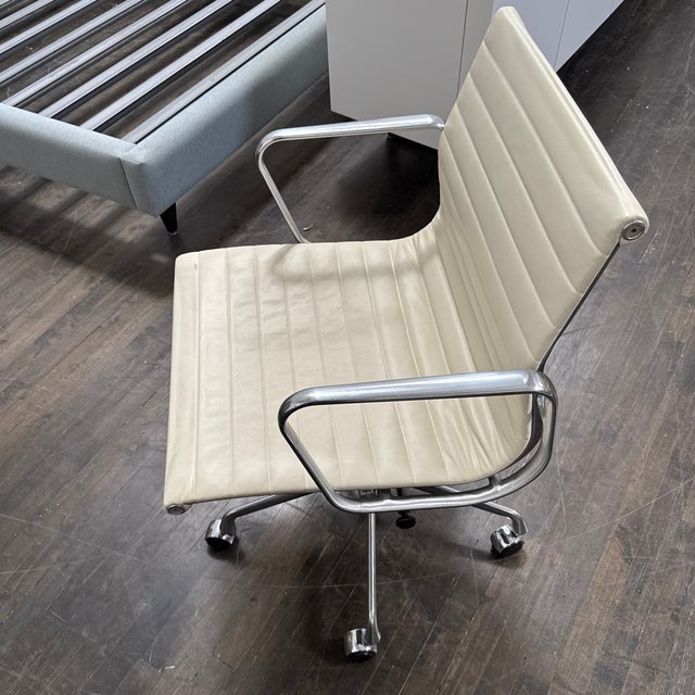 2000 - 2009 Charles + Ray Eames for Herman Miller Eames Aluminum Group Management Chair For Sale - Image 5 of 12