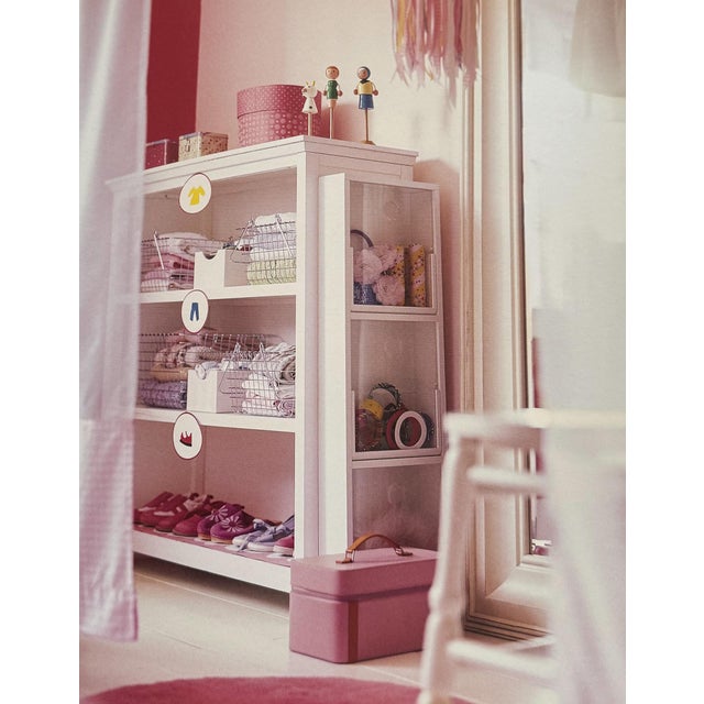 In homes with growing children, every room is a kids room! This essential guide shows you how to create stylish, child-...