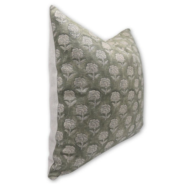 Elevate your home décor with the Fabdivine Block Print Cushion Cover, a perfect blend of tradition and elegance....