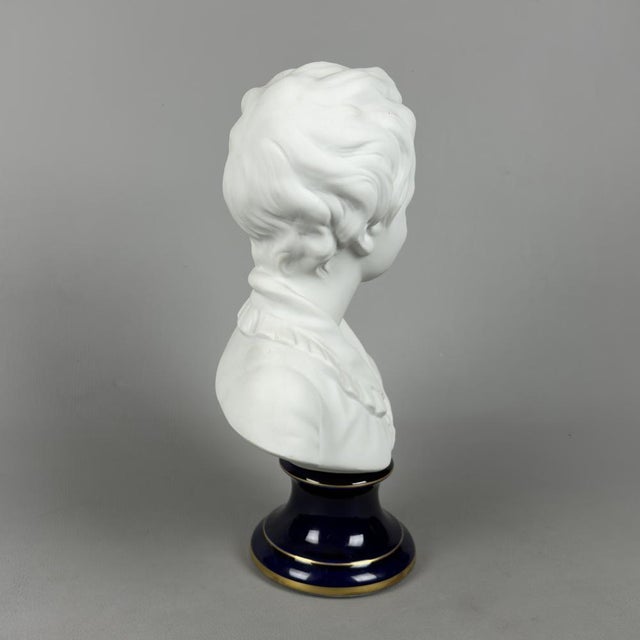 A splendid large-format porcelain sculpture (almost 40 cm tall), an example of the manufacturing excellence of limoges...