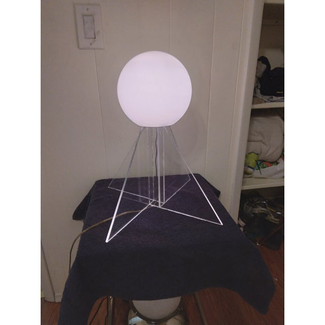 Contemporary Geometric Lucite Minimalist Table Lamp For Sale - Image 3 of 8