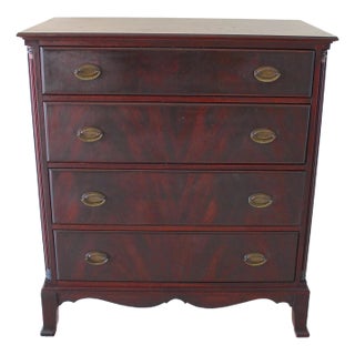 1960s Vintage Hepplewhite Style Mahogany 4-Drawer Dresser With Flame Veneer and Brass Pulls For Sale