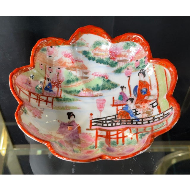 This scalloped Kutani porcelain bowl is decorated in the classic manner with a polychrome figural scene depicting court...