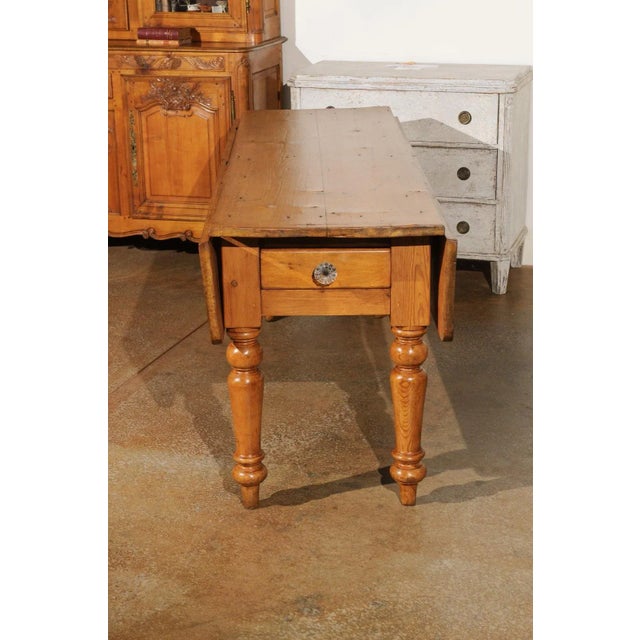 English 1875s Pine Drop Leaf Table with Two Lateral Drawers and Turned Legs For Sale In Atlanta - Image 6 of 13