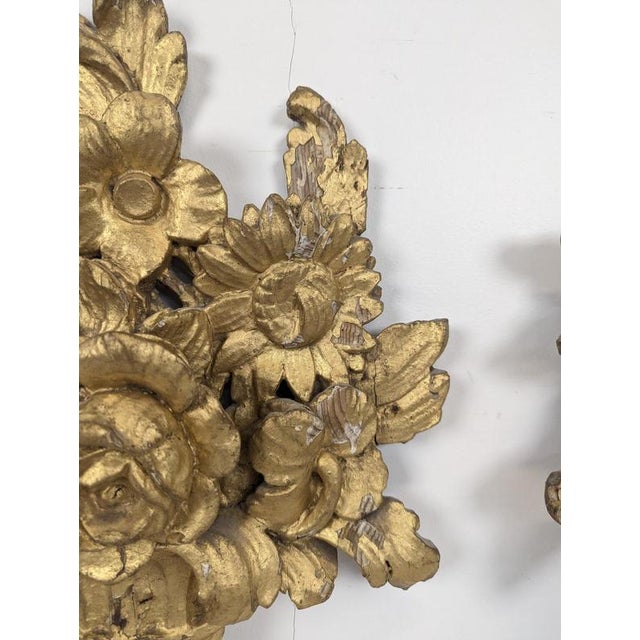 Carved and Gilded Wooden Ornaments with Floral Bouquets, Set of 2 For Sale - Image 9 of 11