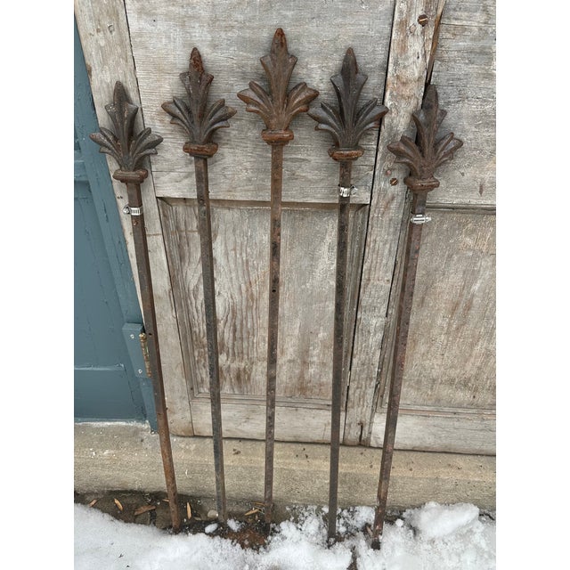 Victorian Late 19th Century Victorian Fleur-De-Lis or Starburst Topped Fence Posts - Set of 5 For Sale - Image 3 of 5