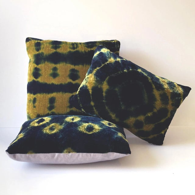 Abstract Rousseau Hand Dyed Silk Velvet Pillow, Gold & Indigo Blue Halo Abstract Pattern For Sale - Image 3 of 5