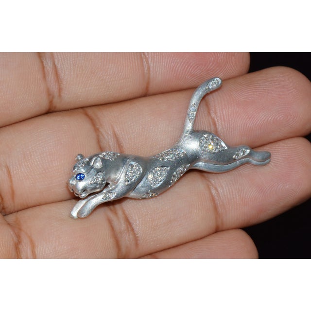 Expressionism Certified Natural 0.66cts vs G Diamond Sapphire 14k Solid Gold Panther Brooch Pin For Sale - Image 3 of 11