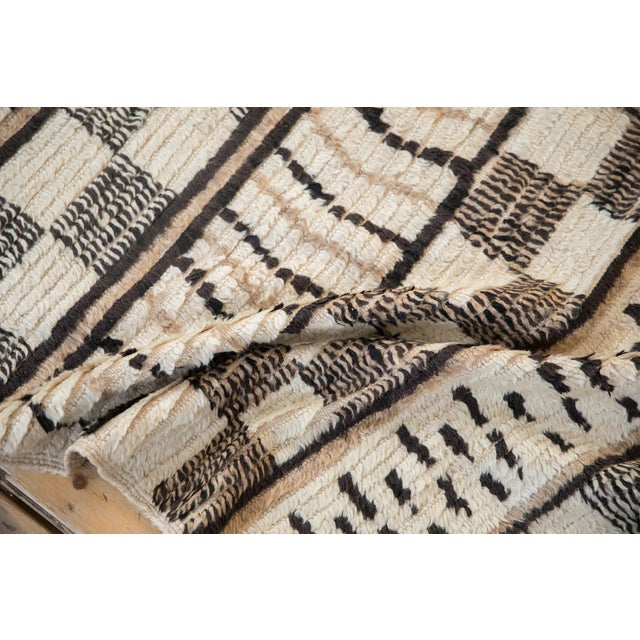 Ivory Vintage Moroccan Carpet - 4'10" X 7'9" For Sale - Image 8 of 12