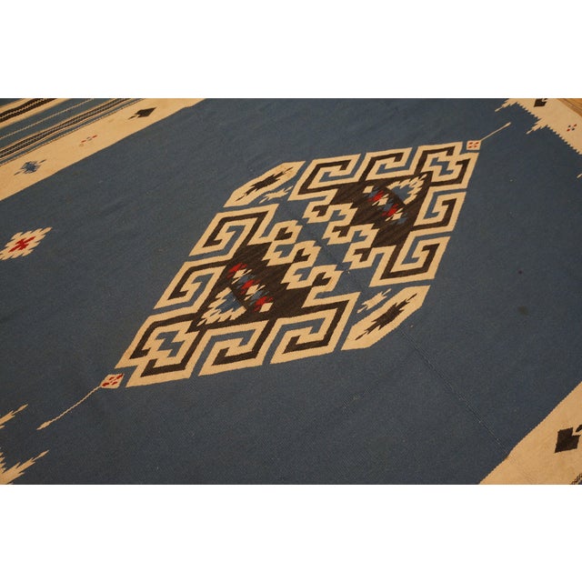 1940s Gray Tribal Medallion Antique Mexican Chimayo Flat Weave 4'8" X 6'8" Flatweave Wool Carpet For Sale - Image 4 of 5