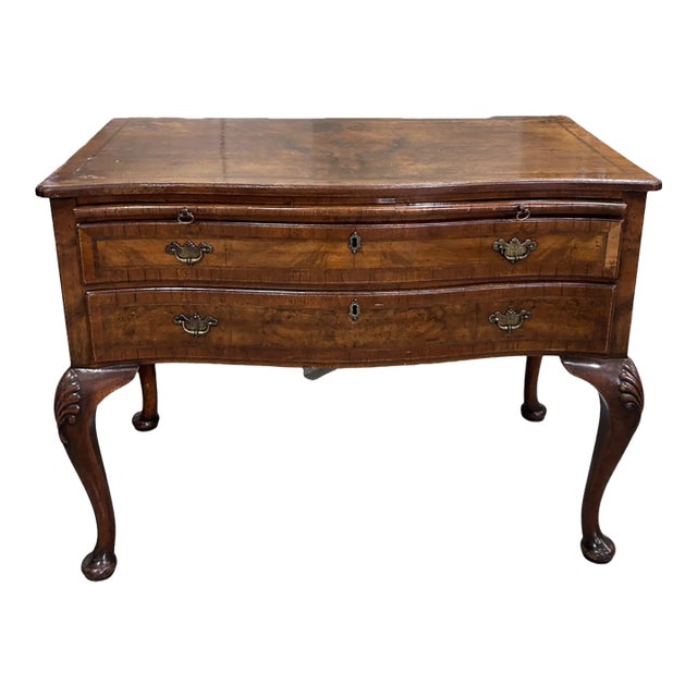 18th-Century English Walnut Writing Desk With Cabriole Legs and Pull-Out Surface For Sale