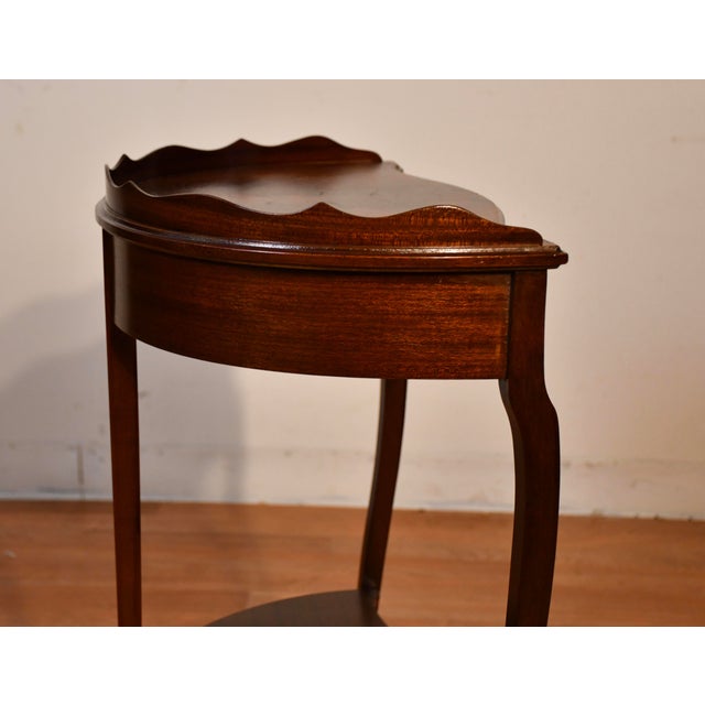 1940s English Style Mahogany Side Table / End Table Accent Table For Sale - Image 4 of 10