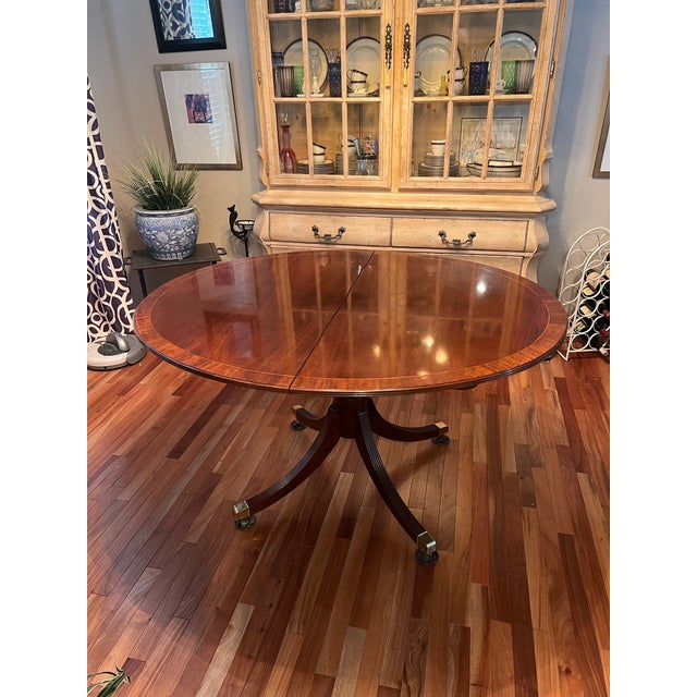 An exceptional Georgian / Regency style pedestal dining table By Baker Furniture, "Historic Charleston" Collection USA,...