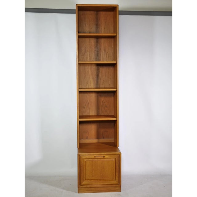 High-quality teak shelving unit from the 1970s. The unit consists of two sections, making it easier to transport. Width:...