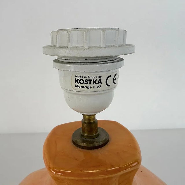 Amber Vintage 1990s French Kostka Ceramic Table Lamp | Reactive Glaze | Amber Melon | Original Shade | Made in France For Sale - Image 8 of 10