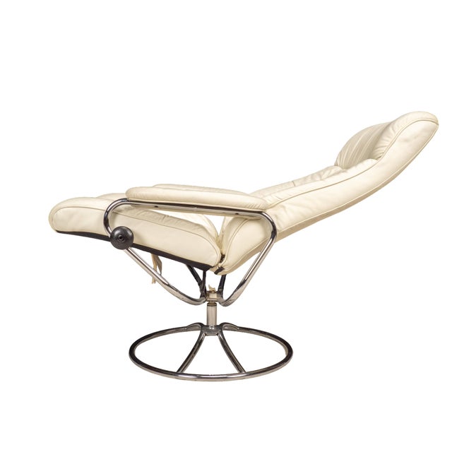 Metal 1990s Ekornes Stressless Recliner Chair Cream Leather Chrome Base Medium Norway For Sale - Image 7 of 16