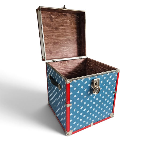 Vintage American Flag Patriotic Steamer Trunk W/ Working Key For Sale - Image 11 of 18