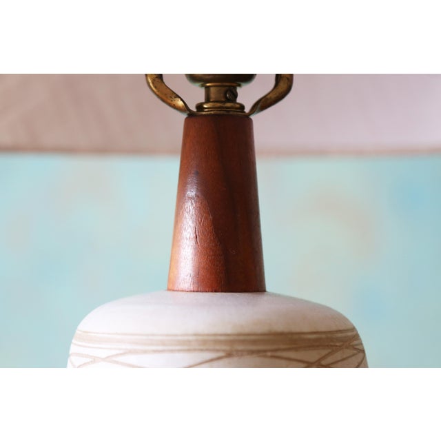 Gordon & Jane Martz 1960s Gordon and Jane Martz M85 Lamp for Marshall Studios Matte White Tan Incised Decoration For Sale - Image 4 of 14