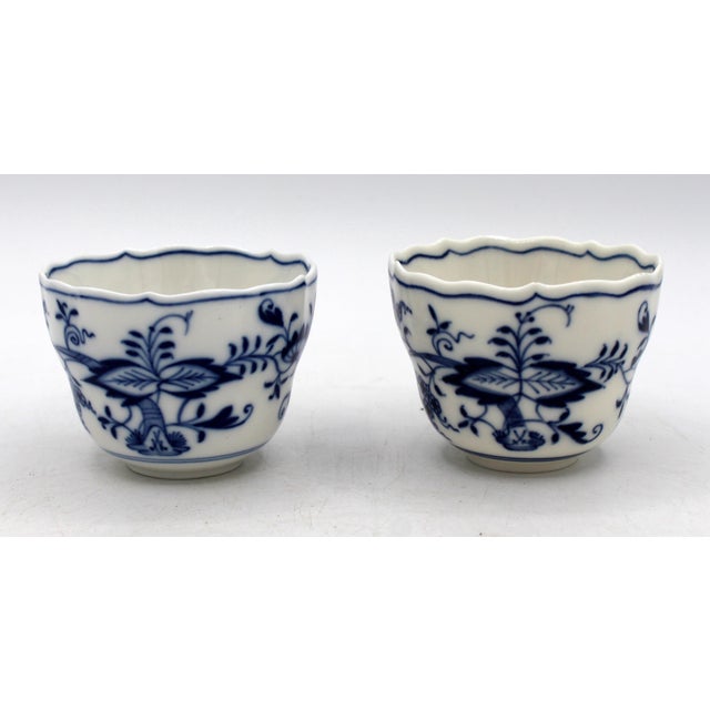 C. 1860-1924 Pair of Blue Onion Pattern Demitasse Cups & Saucers by Meissen For Sale In Raleigh - Image 6 of 8