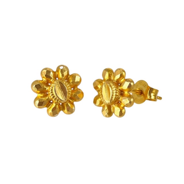 1950s Pair of 22k Yellow Gold Floral Stud Earrings With Screw Backs For Sale - Image 11 of 11