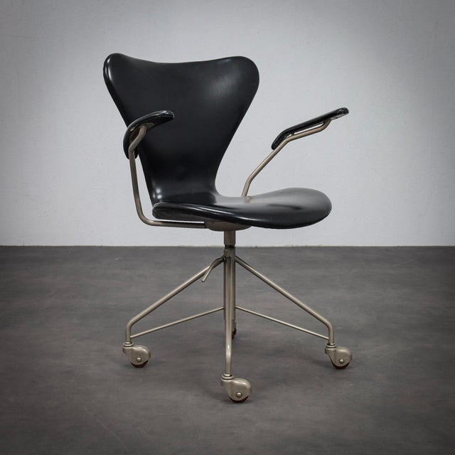 An iconic model 3217 office chair designed by arne jacobsen for fritz hansen during the 1950s. This early first edition...