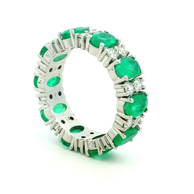 A luxurious full-eternity band crafted in 18K white gold and set with an uninterrupted circle of Colombian emeralds and...