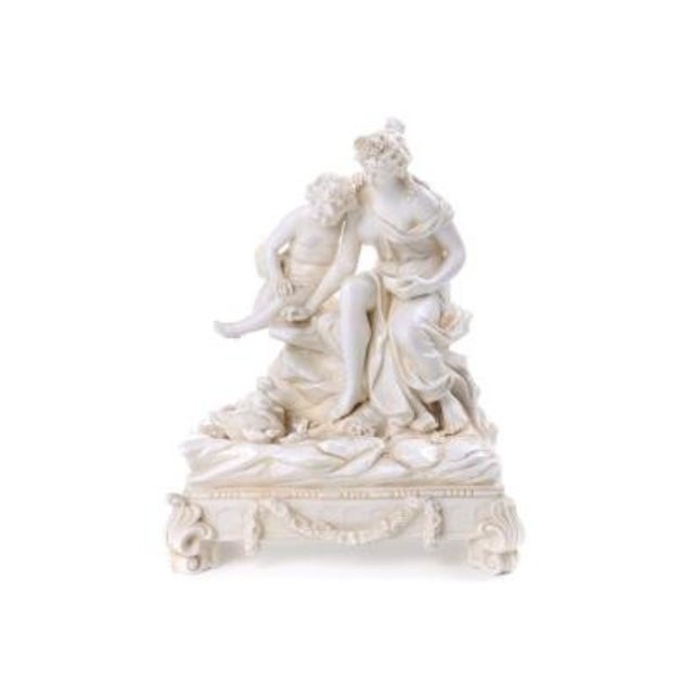 In monochrome European porcelain. Height: 25 cm.